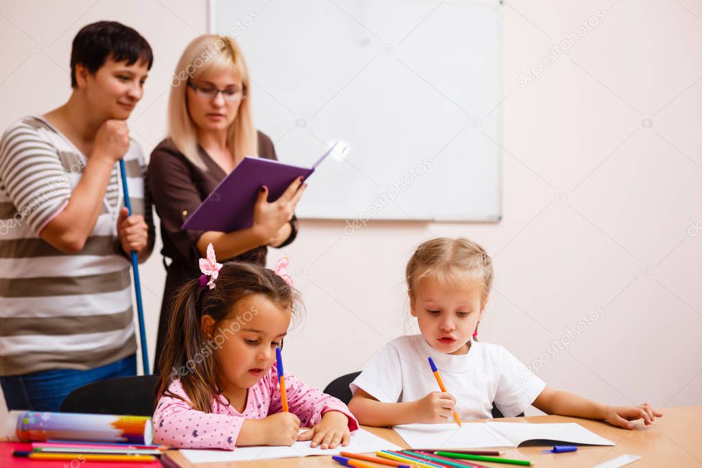 Equipe educativa in riunione operativa