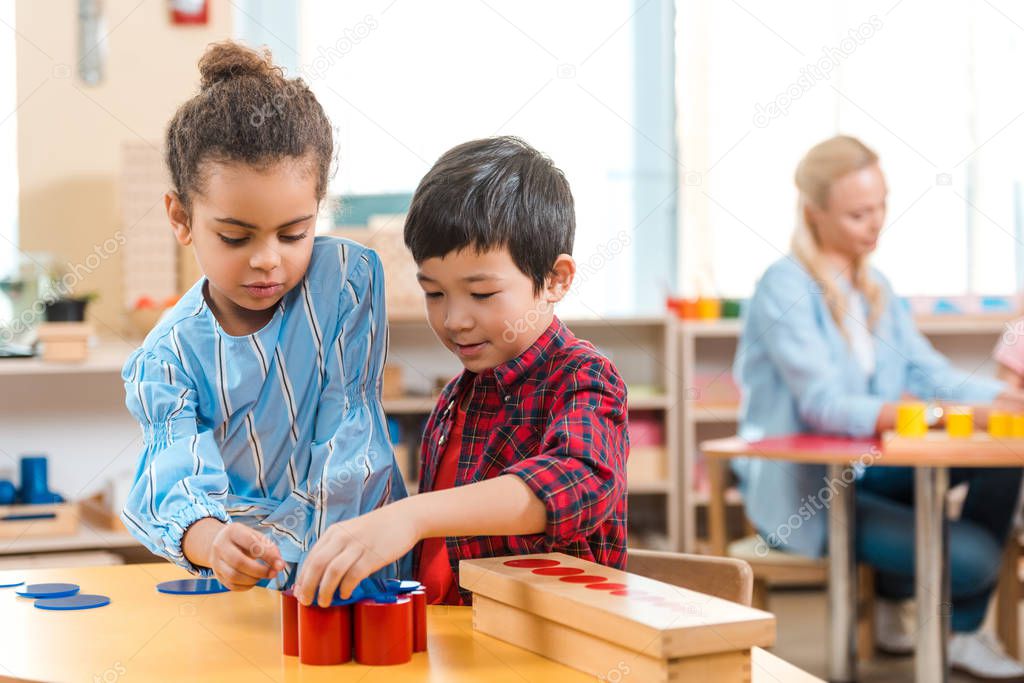 Educatore che supporta un gruppo di ragazzi